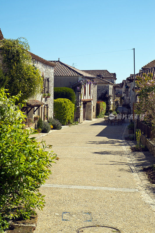 风景如画的街道Pujols, Lot-et-Garonne，法国。